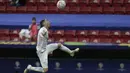 Gelandang Paraguay, Miguel Almiron berusaha mengontrol bola saat bertanding melawan Chile pada lanjutan Grup A Copa America 2021 di Stadion Nacional Mane Garrincha, Brasilia, Jumat (25/6/2021) pagi WIB. Paraguay kini naik ke posisi dua klasemen dengan 6 poin. (AP Photo/Eraldo Peres)