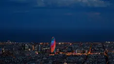 Gedung pencakar langit Torre Agbar terlihat dengan proyeksi cahaya warna pelangi saat peringatan World Pride di Barcelona, Spanyol, 28 Juni 2017. World Pride merupakan acara perayaan LGBT terbesar di dunia yang diadakan setiap tahun. (AP/Manu Fernandez)