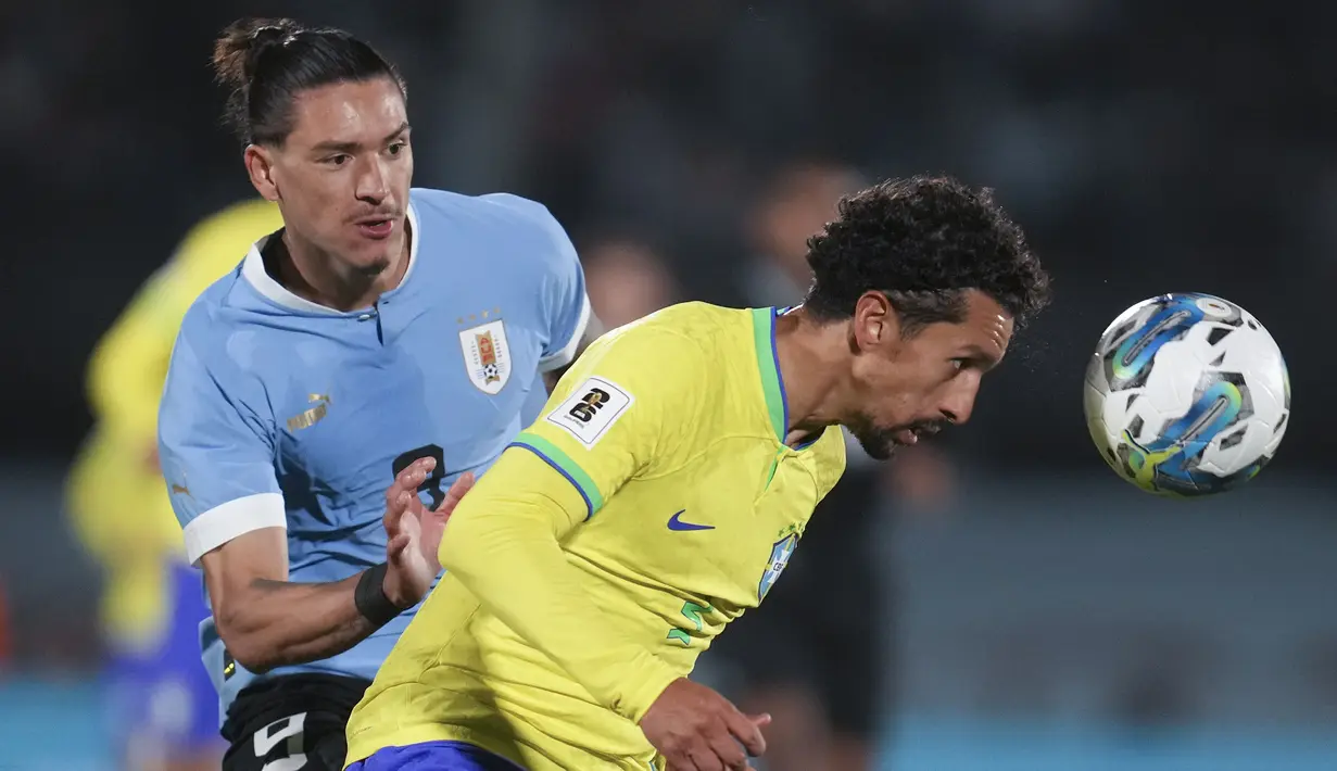 Bek Timnas Brasil, Marquinhos (kanan) menyundul bola dibayangi striker Uruguay, Darwin Nunez pada laga Kualifikasi Piala Dunia 2026 Zona Conmebol di Centenario Stadium, Montevideo, Uruguay, Rabu (18/10/2023) pagi WIB. (AP Photo/Matilde Campodonico)