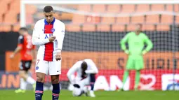 Striker Paris Saint-Germain (PSG), Kylian Mbappe, tampak lesu usai ditaklukkan Lorient pada laga Liga Prancis di Stadion Moustoir, Minggu (31/1/2021). PSG takluk dengan skor 3-2. (AP/David Vincent)