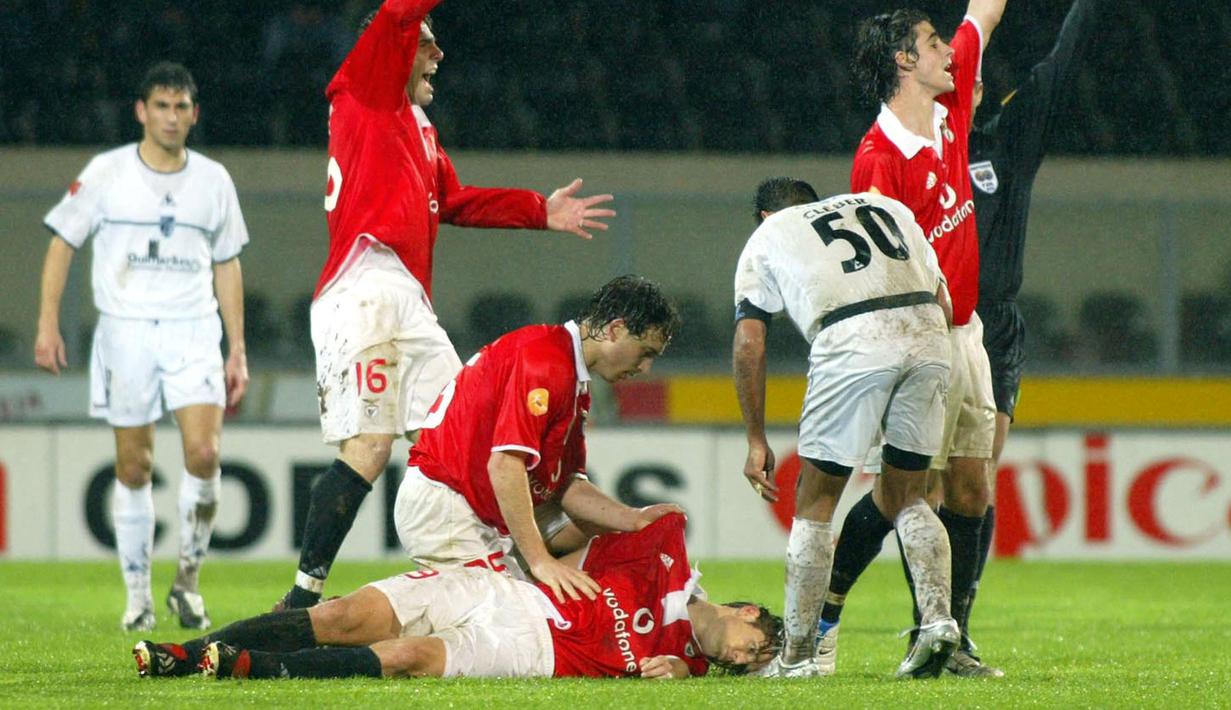 Pemain Hungaria, Miklos Feher terjatuh di tengah pertandingan ketika Benfica melawan Vitoria Guimaraes tahun 2004. Tim medis segera menandunya ke luar lapangan untuk dilarikan ke rumah sakit. Dokter mencoba menolongnya sekitar 90 menit sebelum dirinya dinyatakan meninggal. (Foto: AFP/Luis Vieira)