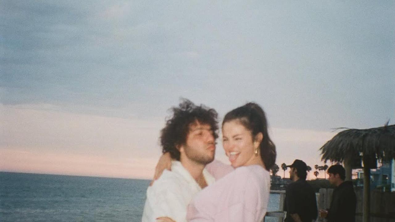 Selena Gomez dan Benny Blanco Dikabarkan Beli Rumah Mewah Seharga USD35 Juta di Beverly Hills