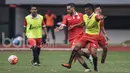 Pemain asing Persija Jakarta, Anmar Almubaraki, berusaha melewati rekannya Hendra Sandi Sute saat latihan. Nasib gelandang keturunan Irak ini di Persija akan ditentukan setelah laga uji coba. (Bola.com/Vitalis Yogi Trisna)