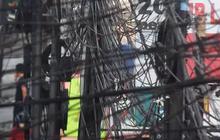 Bahaya Betul, Kabel Semrawut di Jalan Pakubowono Jaksel Terbakar