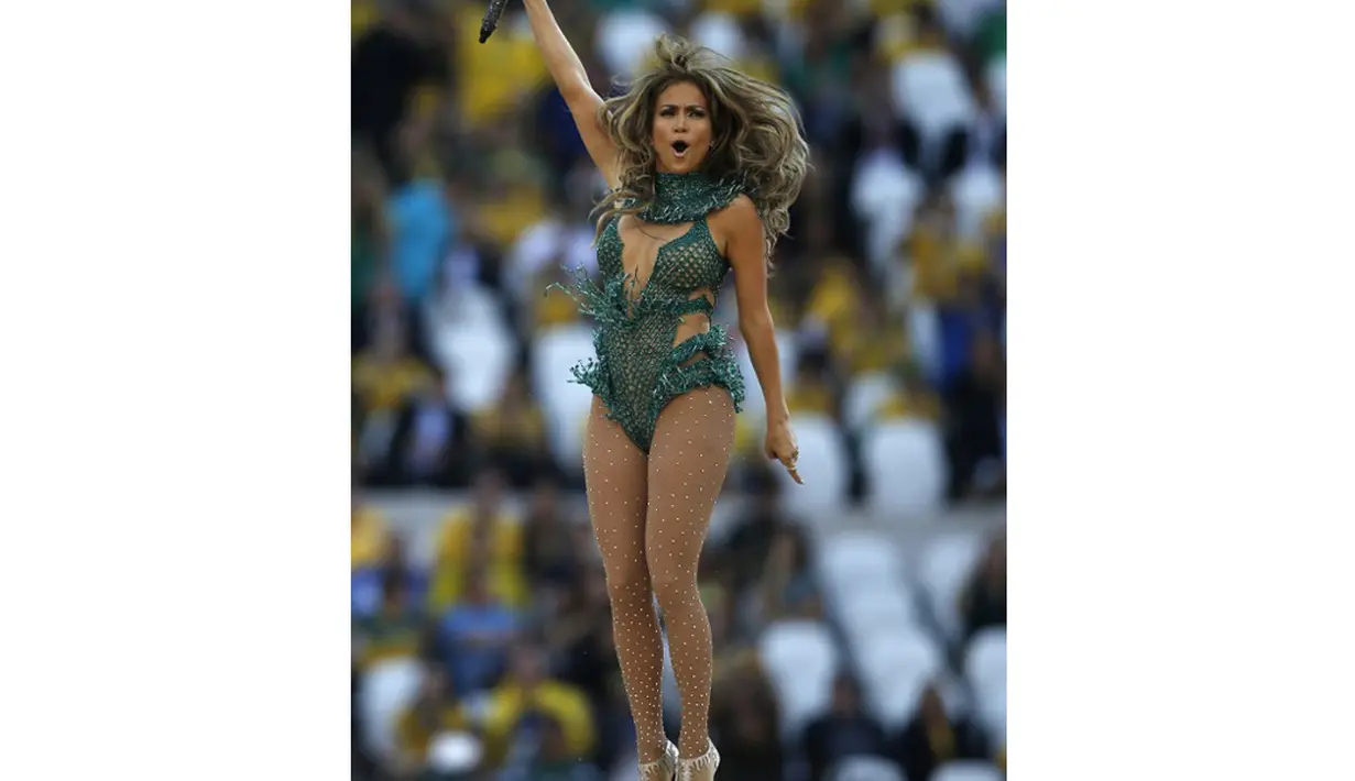 Jennifer Lopez tampil memeriahkan acara pembukaan Piala Dunia 2014 di Brasil, Kamis (12/6/14). (AFP PHOTO/Adrian Dennis)
