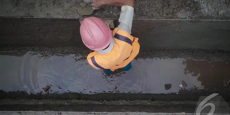 Atasi Banjir, Pekerja Ini Permak Got Jadi Besar