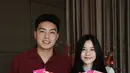 Jessica Jane dan Erwin Phang merayakan Imlek dengan cara yang tak kalah romantis. Mereka terlihat mengunggah momen bersama sambil pamer angpao.  Momen tersebut semakin berkesan dengan kehadiran dekorasi khas Imlek yang memperindah suasana perayaan mereka.(Liputan6.com/IG/@jessicajane)