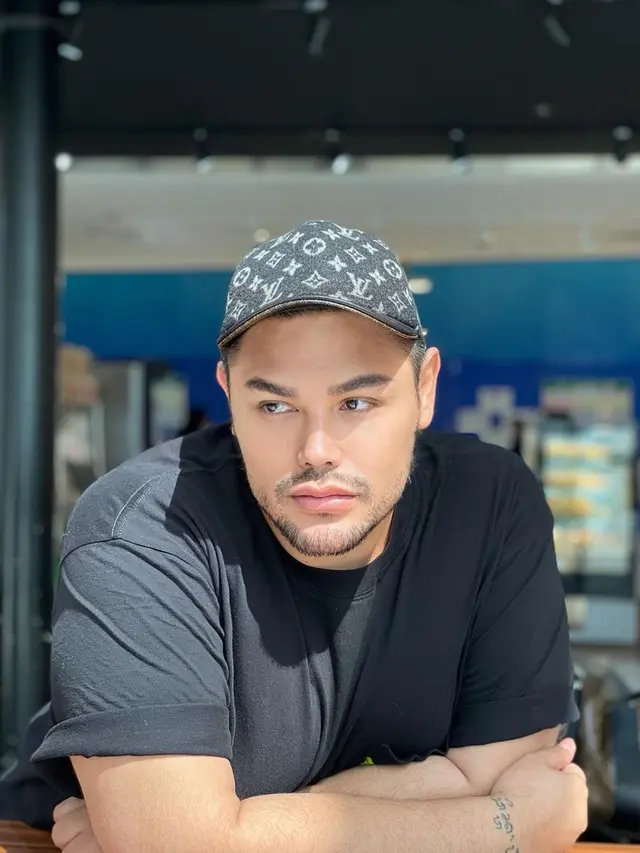 FOTO: Gaya Ivan Gunawan saat Pakai Topi, Tampil Menawan