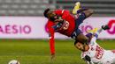 Striker Lille, Jonathan Bamba (atas) terjatuh ditekel gelandang Brest, Paul Lasne dalam laga lanjutan Liga Prancis 2020/21 pekan ke-25 di The Stade Pierre Mauroy, Lille, Minggu (14/2/2021). Lille bermain imbang 0-0 dengan Brest. (AP/Michel Spingler)