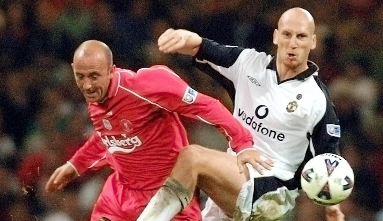 4. Jaap Stam - Benteng kokoh ini didatangkan Manchester United dari PSV Eindhoven pada 1998. Selama tiga musim bersama The Red Devils, Stam menyumbang total lima trofi domestik dan satu trofi Liga Champions. (AFP/Adrian  Dennis)