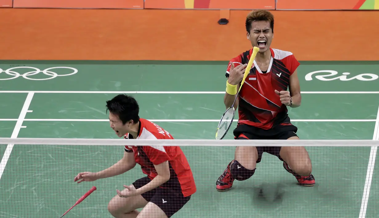 Pasangan pebulu tangkis ganda campuran Tontowi Ahmad/Liliyana Natsir menyumbangkan emas dalam ajang Olimpiade 2016 di Rio de Jeniero. (AP Photo/Mark Humphrey)