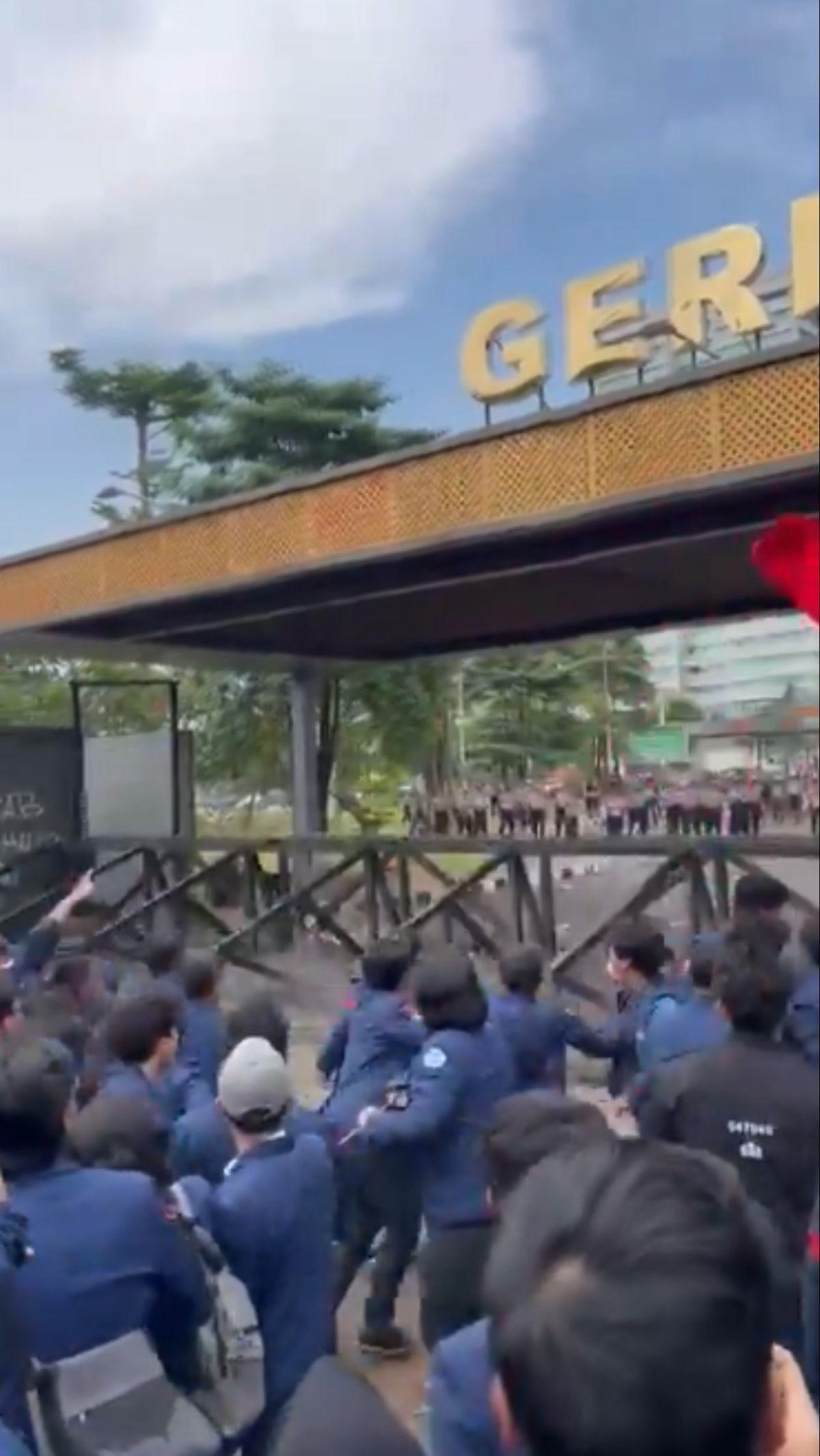 Aksi unjuk rasa mahasiswa Universitas Trisakti ini dipusatkan di Gerbang Pancasila yang berada di belakang Gedung DPR.&nbsp;Foto: Instagram/@kepresmausakti