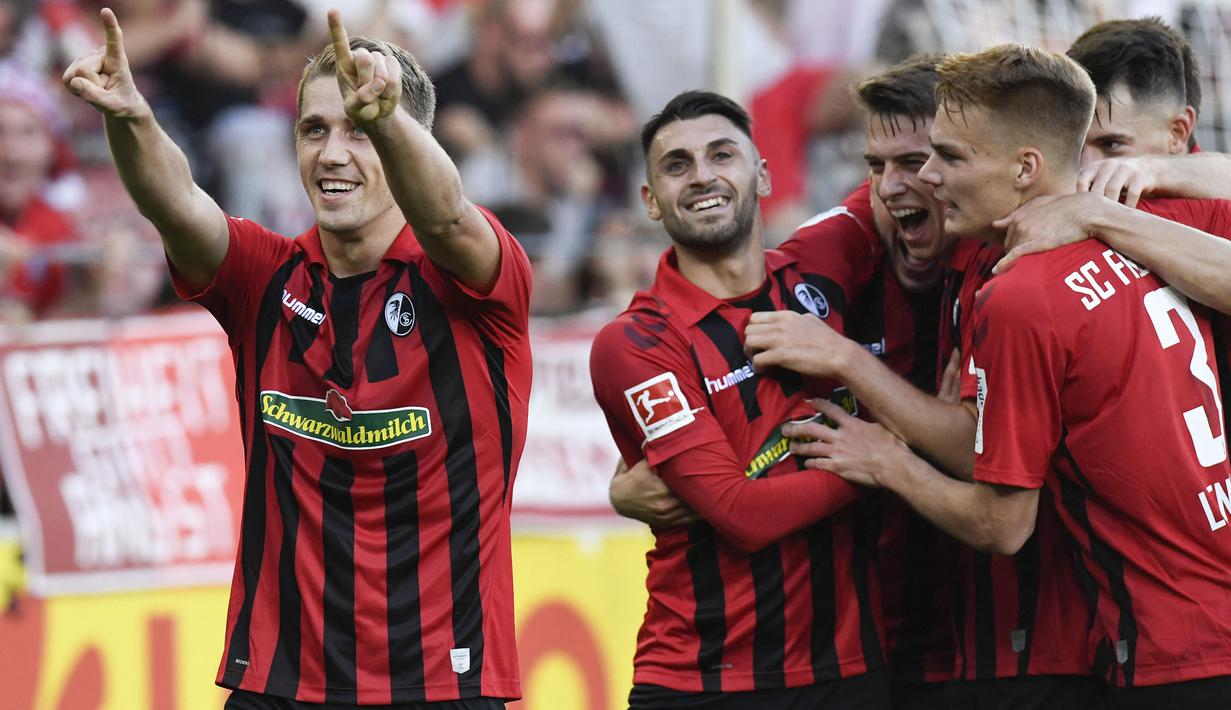 SC Freiburg mampu mengejutkan Liga Jerman karena belum terkalahkan hingga pekan ini. Berstatus sebagai klub yang tidak besar, Fireburg mampu menempati urutan keempat klasemen sementara dengan raihan 15 poin. Mereka mampu memenangi empat dari tujuh laga, selebihnya seri. (AFP/Thomas Kienzle)