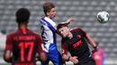 Pemain Hertha Berlin, Peter Pekarik, berebut bola dengan pemain Augsburg, Eduard Lowen, pada laga Bundesliga di Olympiastadion, Sabtu (30/5/2020). Hertha Berlin menang 2-0 atas Augsburg. (AP/Hannibal Hanschke)