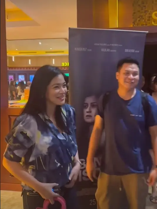 Titi Kamal tampil feminin dengan kemeja tie dye berlengan balon dan tas Lady Dior berwarna pink [@wulanguritno]