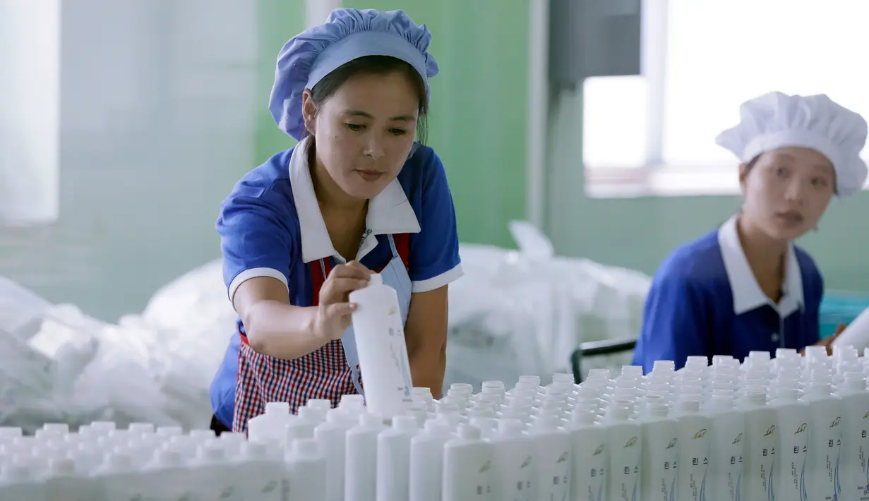 Pekerja Korea Utara mempersiapkan botol yang akan diisi produk kosmetik di Pabrik Kosmetik Pyongyang di Pyongyang, 8 September 2018. Pabrik Kosmetik Pyongyang adalah salah satu produsen utama barang-barang kosmetik di Korea Utara. (AP Photo/Ng Han Guan)