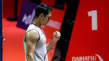 Pebulu tangkis tunggal putra Indonesia, Jonatan Christie merayakan poinnya dari wakil Jepang, Kenta Nishimoto pada laga perempat final Indonesia Masters 2025 di Istora Senayan, Jakarta, Jumat (24/01/2025). (Bola.com/Bagaskara Lazuardi)