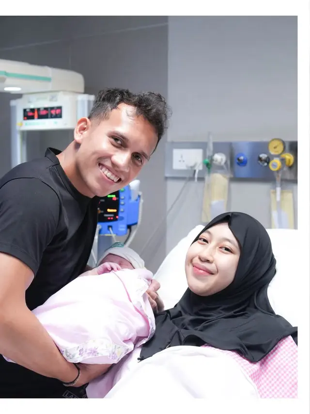 6 Potret Adiba Khanza Melahirkan Anak Pertama, Umi Pipik Resmi Timang Cucu