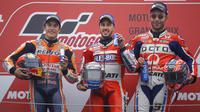 Pebalap Andrea Dovizioso bersama Marc Marquez dan Danilo Petrucci berpose usai balapan MotoGP Jepang di Sirkuit Motegi, Minggu (15/10/2017). Andrea Dovizoso menyelesaikan balapan dengan catatan waktu 47 menit 14,236 detik. (AP/Shizuo Kambayashi)