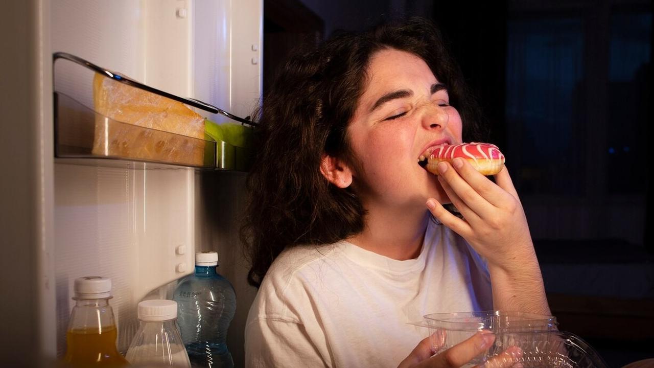 Bolehkan Snacking Malam Hari? Ini Fakta dan Tipsnya Biar Nggak Kebablasan