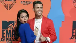 Cristiano Ronaldo bersama kekasihnya, Georgina Rodriguez, berpose usai menghadiri acara MTV Europe Music Awards di Sevilla, Spanyol (3/10/2019). (AFP/Cristina Quicler)