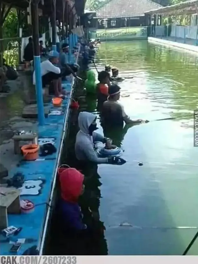 10 Potret Absurd Orang Saat Mancing, Enggak Bakal Dapat Ikan