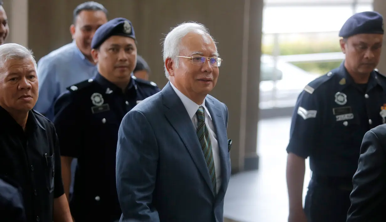 Mantan Perdana Menteri Malaysia, Najib Razak tiba di Pengadilan Tinggi Malaya, Kuala Lumpur, Rabu (8/8). Najib Razak akan dihadapkan dengan dakwaan baru di bawah undang-undang anti pencucian uang untuk kasus megakorupsi 1MDB. (AP/Yam G-Jun)