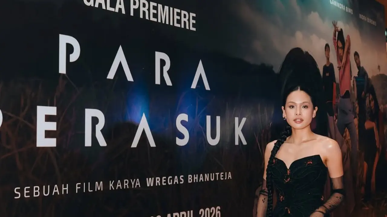 Maudy Ayunda saat Premier Film Para Perasuk pakai baju hitam. [@maudyayunda]