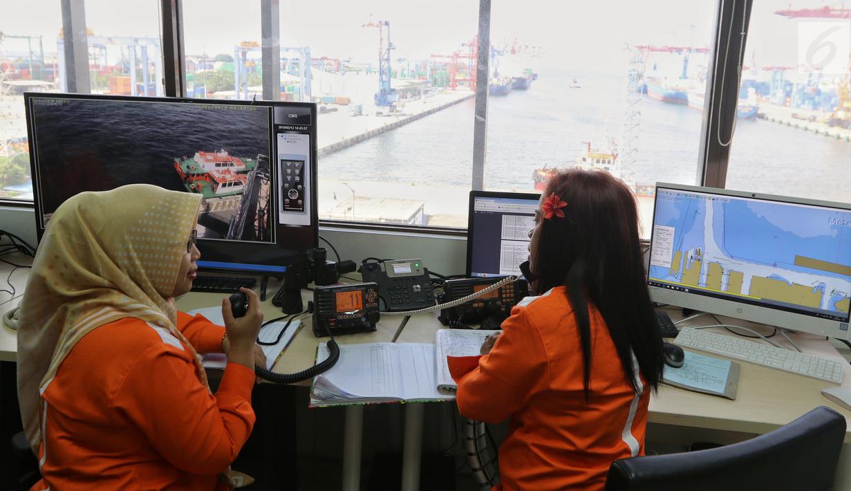 Pekerja IPC menjelaskan sistem penerapan aplikasi MOS pelayanan kapal pandu atau tunda di Pelabuhan Tanjung Priok, Jakarta, Selasa (12/2). PT Pelindo II mulai menerapkan pelayanan aplikasi MOS. (Liputan6.com/Johan Tallo)