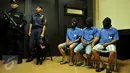 Sejumlah tersangka kasus sindikat narkoba internasional dijaga petugas di Ditipid Narkoba Bareskrim Polri, Cawang, Jakarta Timur, (27/7). Petugas menangkap tiga warga negara Indonesia dengan barang bukti sabu seberat 71 Kg. (Liputan6.com/Gempur M Surya)