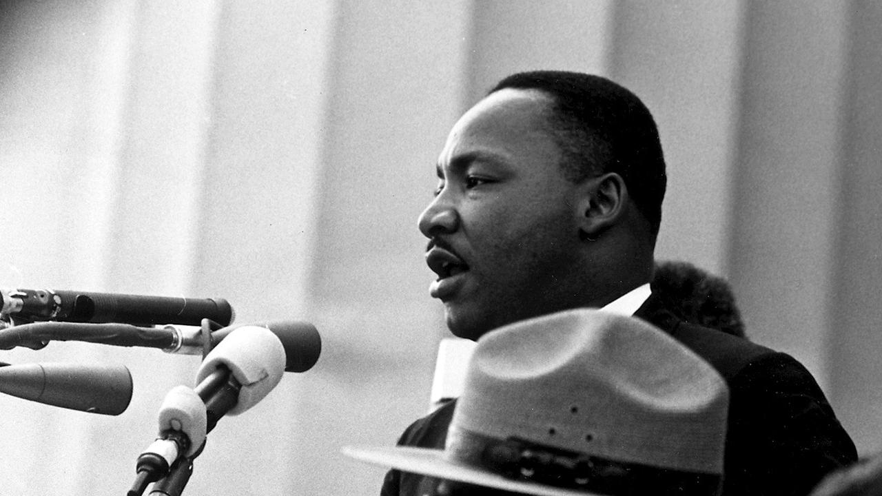 Martin Luther King, Jr. di atas podium menyampaikan Pidato 'Saya Punya Mimpi'-nya. (Wikipedia)