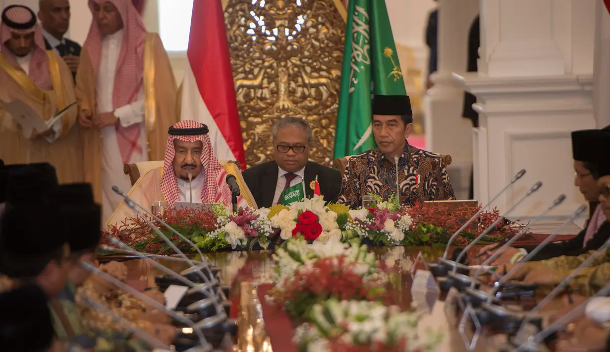 Presiden Joko Widodo (Jokowi) dan Raja Salman bin Abdulaziz al-Saud saat berdialog dengan sejumlah tokoh Islam di Istana Merdeka, Jakarta, Kamis (2/3). Raja Salman mendengarkan masukan dari sejumlah tokoh Islam. (Liputan6.com/Pool/Rosa Pangabean)