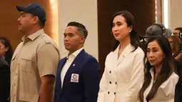 Ketua Umum Federasi Akuatik Indonesia, Anindya Bakrie (tengah) bersama Menteri Pemuda dan Olahraga, Dito Ariotedjo (kiri) dan Widiyanti Putri Wardhana pada acara pelatihakan pengurus baru yang digelar di Hote JS Luwansa, bilangan Kuningan, Jakarta Selatan pada Senin (4/8/2025) sore WIB.
