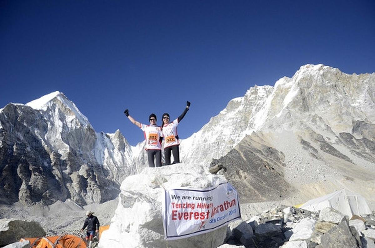 Aksi 54 atlet menantang dingin dengan ikut maraton di Everest