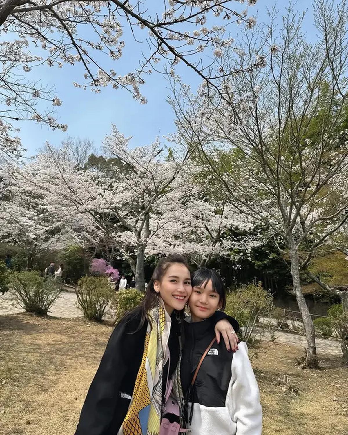 7 Potret Ayu Ting Ting Berburu Sakura di Jepang, Ajak Keluarga Besar