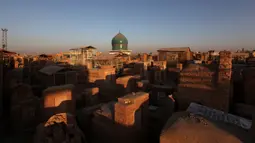 Sejumlah kuburan terlihat di komplek pemakaman Wadi al-Salam, di Najaf, selatan Baghdad, Irak, 10 Agustus 2016. Najaf adalah salah satu kota terbesar di Irak dengan populasi sekitar 600.000 orang. (REUTERS/Alaa Al-Marjani)