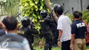 Anggota Brimob bersiap melakukan penyergapan di lokasi perampokan disertai penyanderaan di Kawasan Pondok Indah, Jakarta, Minggu (3/9). Dua tersangka pelaku perampokan disertai penyanderaan dilumpuhkan polisi. (Liputan6.com/Helmi Fithriansyah)