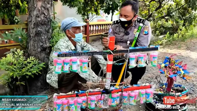 Dagangannya Diborong, Kakek Ini Menangis Sampai Sujud Syukur saat Terima Rp5 Juta