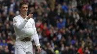 Cristiano Ronaldo melakukan selebrasi unik dengan memasukkan bola ke dalam kaosnya, Spanyol, Sabtu (5/3/2016). Ronaldo mencetak 4 gol saat menggilas Celta Vigo 7-1 di Santiago Bernabeu pada jornada 28 La Liga 2015/16. (Reuters/Susanna Vera)  