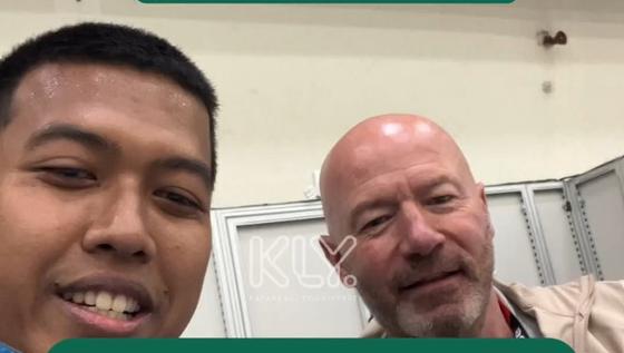 Fans Indonesia dapat salam dari Alan Shearer nih! Intip keseruan Jurnalis Bola.com bertemu legenda Inggris
