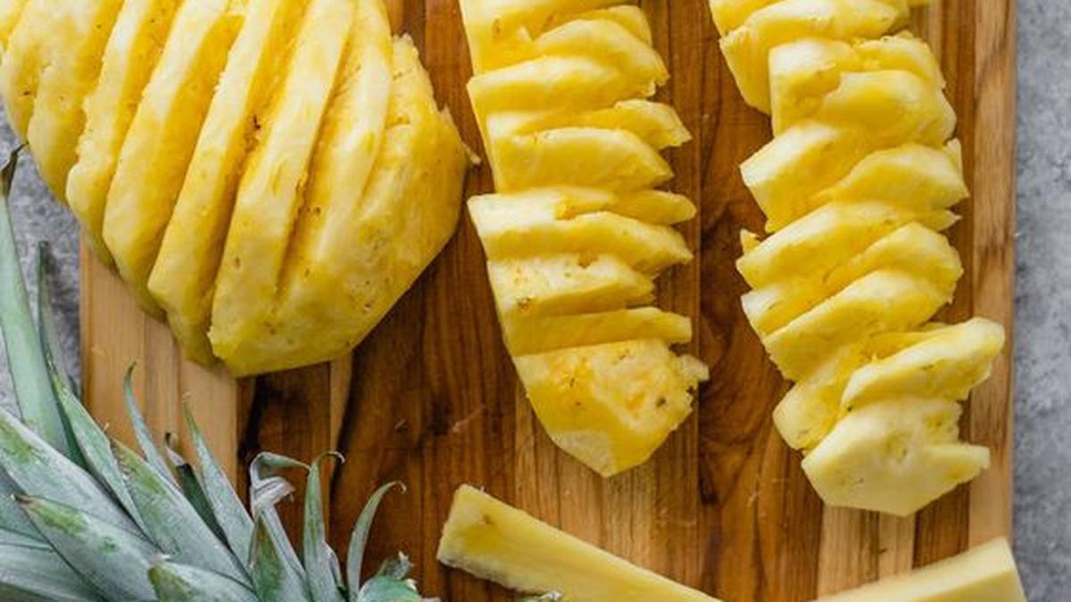 Cara Mengupas Nanas Tanpa Pisau yang Viral di TikTok, Praktis dan Mudah