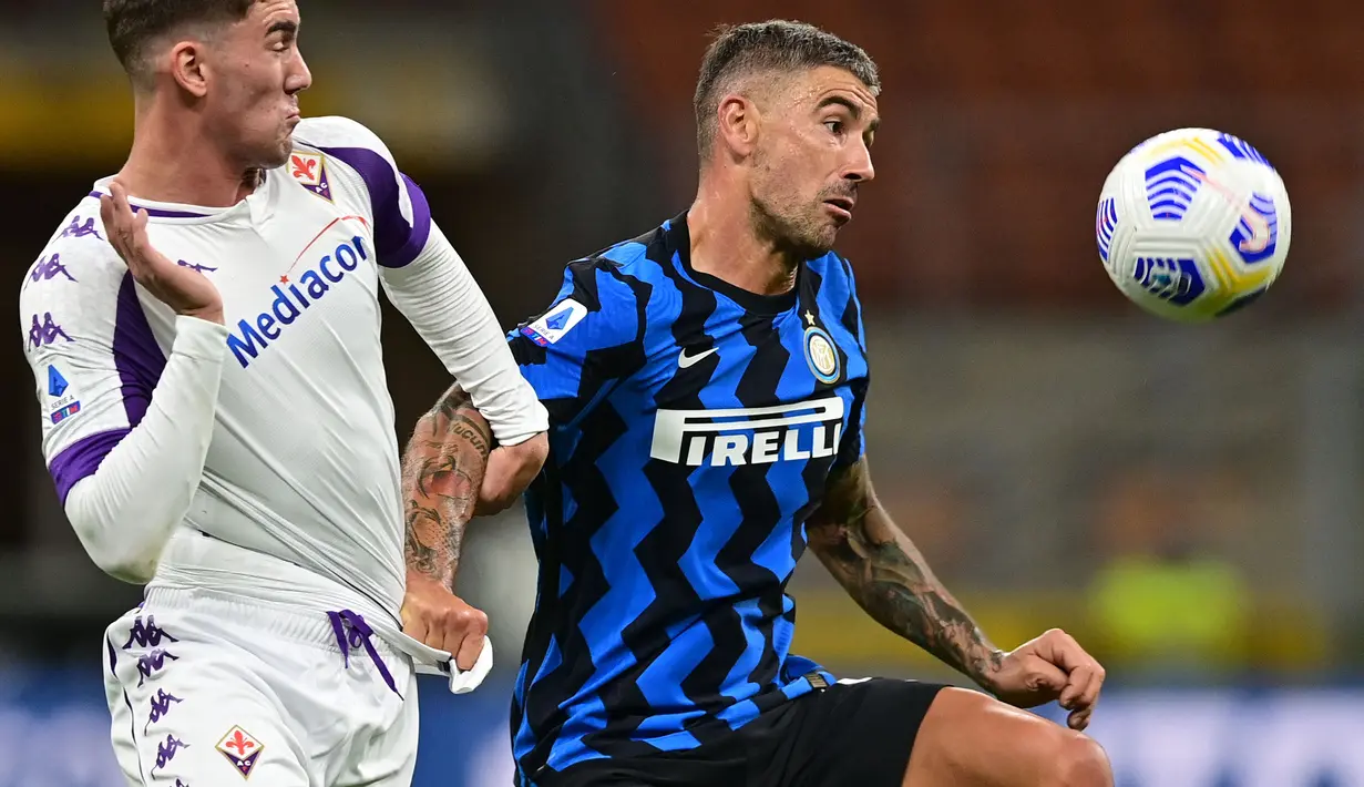 Aleksandar Kolarov merupakan mantan bek andalan Manchester City. Saat ini, Kolarov bermain untuk Inter Milan dan baru tercatat tampil sebanyak sepuluh kali dalam satu setengah musim. Menurut laporan dari media Italia, ia dikabarkan akan segera pensiun di waktu dekat. (AFP/Miguel Medina)