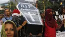 Para demonstran membawa peti mati bertuliskan "RIP Otonomi" saat unjuk rasa di Tegucigalpa, Jumat (24/7/2015).  Massa menuntut Presiden Juan Hernandez turun atas dugaan korupsi. (REUTERS/Jorge Cabrera)