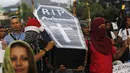 Para demonstran membawa peti mati bertuliskan "RIP Otonomi" saat unjuk rasa di Tegucigalpa, Jumat (24/7/2015).  Massa menuntut Presiden Juan Hernandez turun atas dugaan korupsi. (REUTERS/Jorge Cabrera)