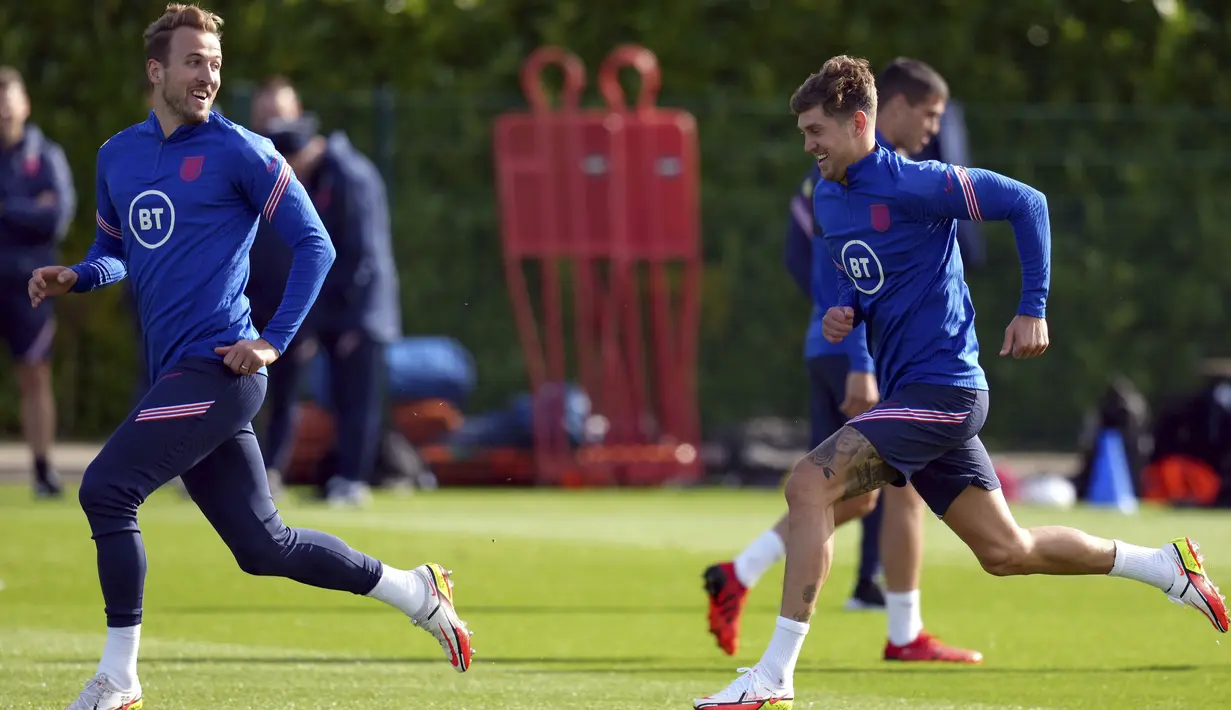 Penyerang timnas Inggris Harry Kane dan rekannya John Stones menghadiri sesi latihan di Hotspur Way Training Ground, London, Senin (11/10/2021). Inggris akan meladeni Hungaria dalam lanjutan Kualifikasi Piala Dunia 2022 zona Eropa Grup I pada Rabu, 13 Oktober 2021. (John Walton/PA via AP)