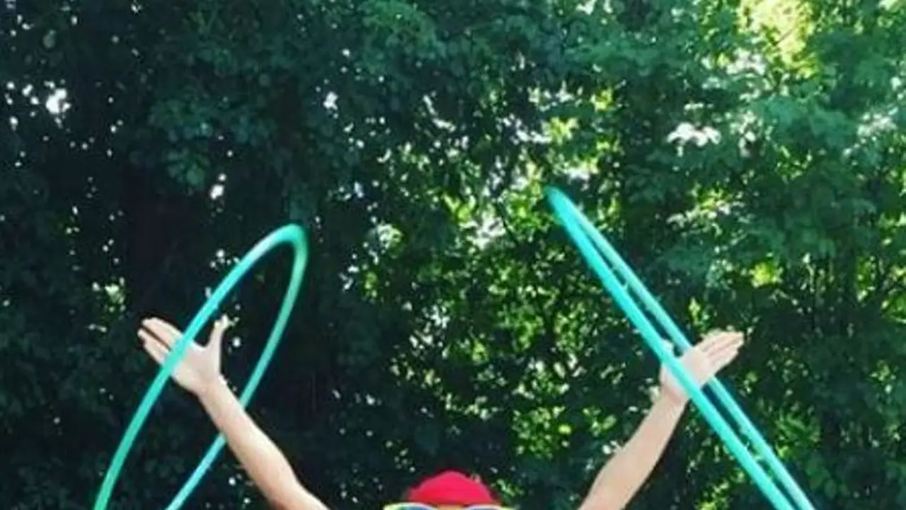 [Bintang] Jago Banget! Cewek Ini Bisa Mainkan Banyak Hula Hoop di Tubuh!