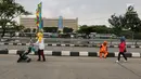 Seorang ibu sedang mendorong kereta bayi saat Car Free Day di Danau Sunter, Jakarta Utara, Minggu (28/1). (Liputan6.com/Fery Pradolo)