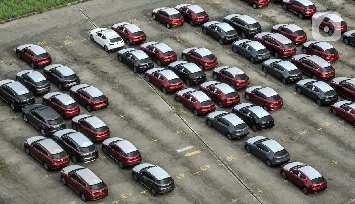 Deretan mobil baru terparkir di kawasan Marunda, Cilincing, Jakarta, Senin (21/6/2021). Diskon 0 persen Pajak Penjualan atas Barang Mewah (PPnBM) sebagai upaya mengakselerasi pemulihan ekonomi nasional di masa pandemi. (merdeka.com/Iqbal S. Nugroho)