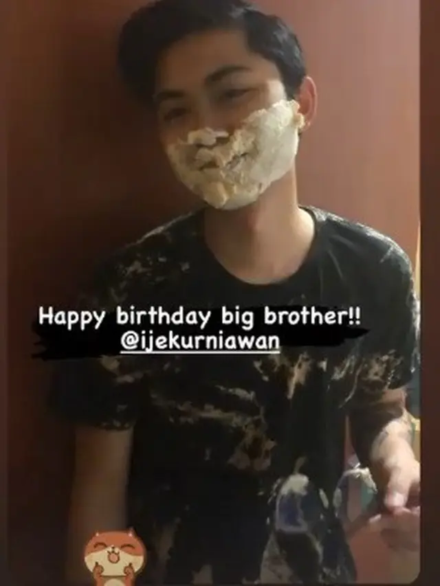 Muka cemong Ije Kurniawan saat ulang tahun. (Foto: Instagram @rifatdarwiss)