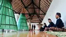 Abdi dalem Keraton Yogyakarta mengikuti prosesi Tumplak Wajik di Magangan Keraton Yogyakarta, Selasa (12/6). Tradisi tumplak wajik menjadi tanda dimulainya pembuatan gunungan untuk garebek Syawal yang akan digelar pada 15 Juni 2018. (AFP/AGUNG SUPRIYANTO)